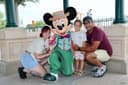Jesz met haar gezin en Mickey Mouse in Disneyland Paris