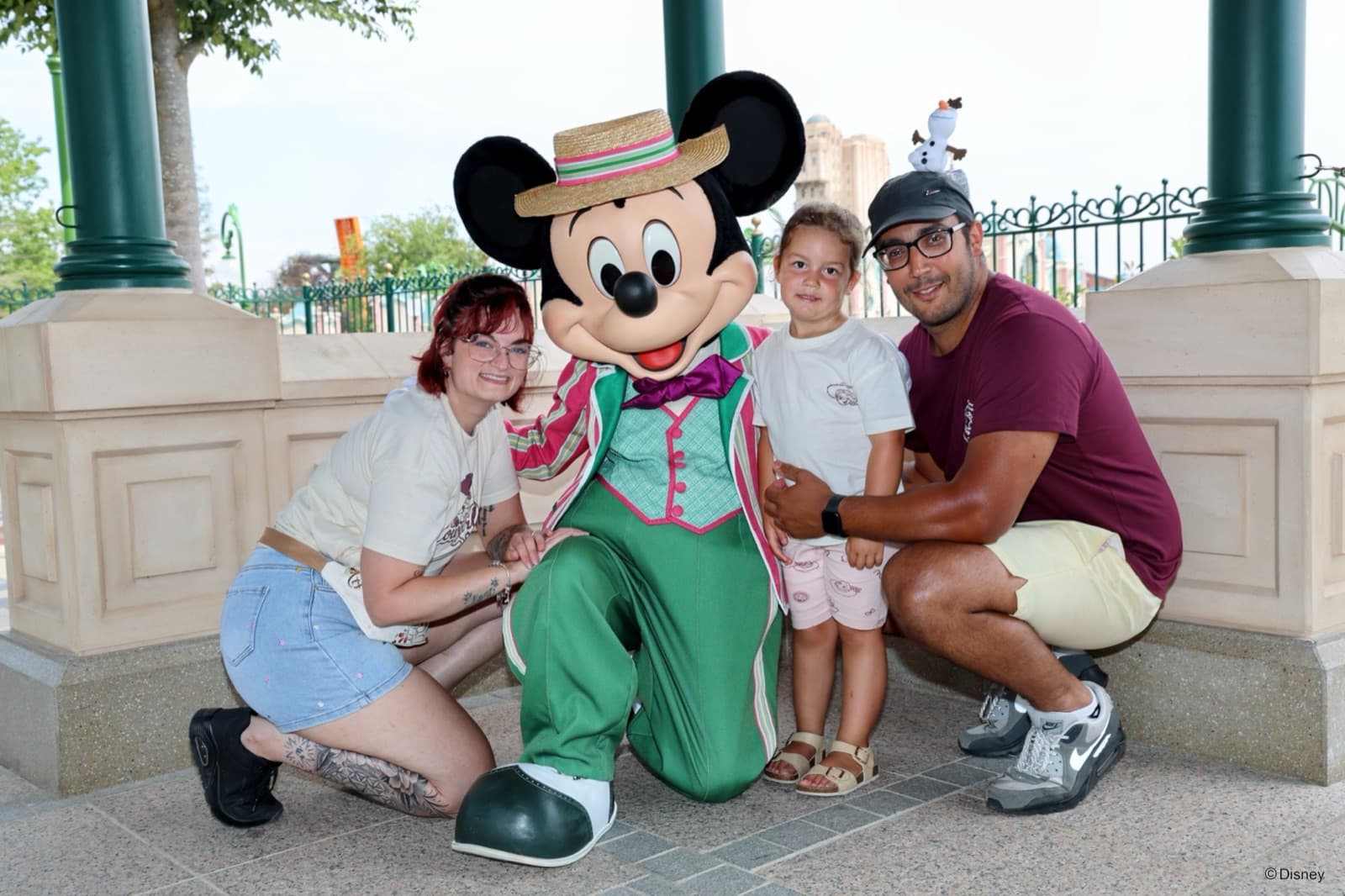 Jesz met haar gezin en Mickey Mouse in Disneyland Paris